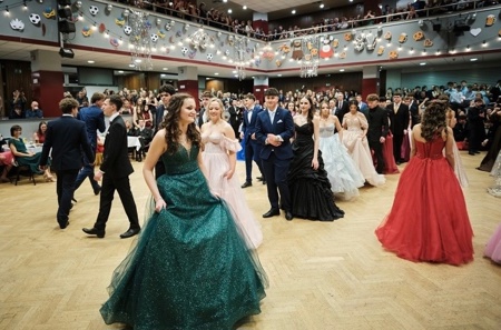 Maturitní ples 2026 aneb Cesta kolem světa 