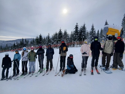 Lyžníci z 1.OA a kvinty