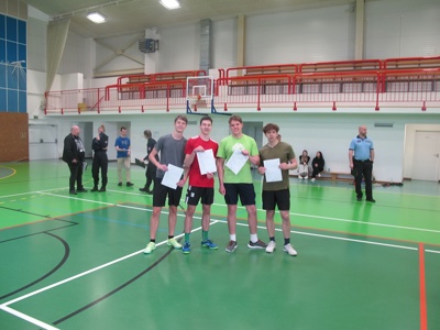 Přes bariéry s policií